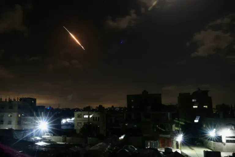 ഗാസയിൽ ഇസ്രായേൽ ആക്രമണം തുടരുന്നു. പിതാവും മകളും കൊല്ലപ്പെട്ട ദാരുണ സംഭവം